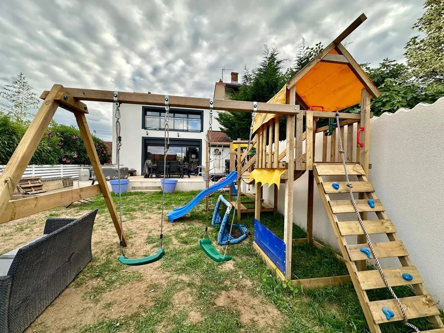 Agreable Maison Renovee, En Ville Et Au Calme ! Lyon 0*,  Francie